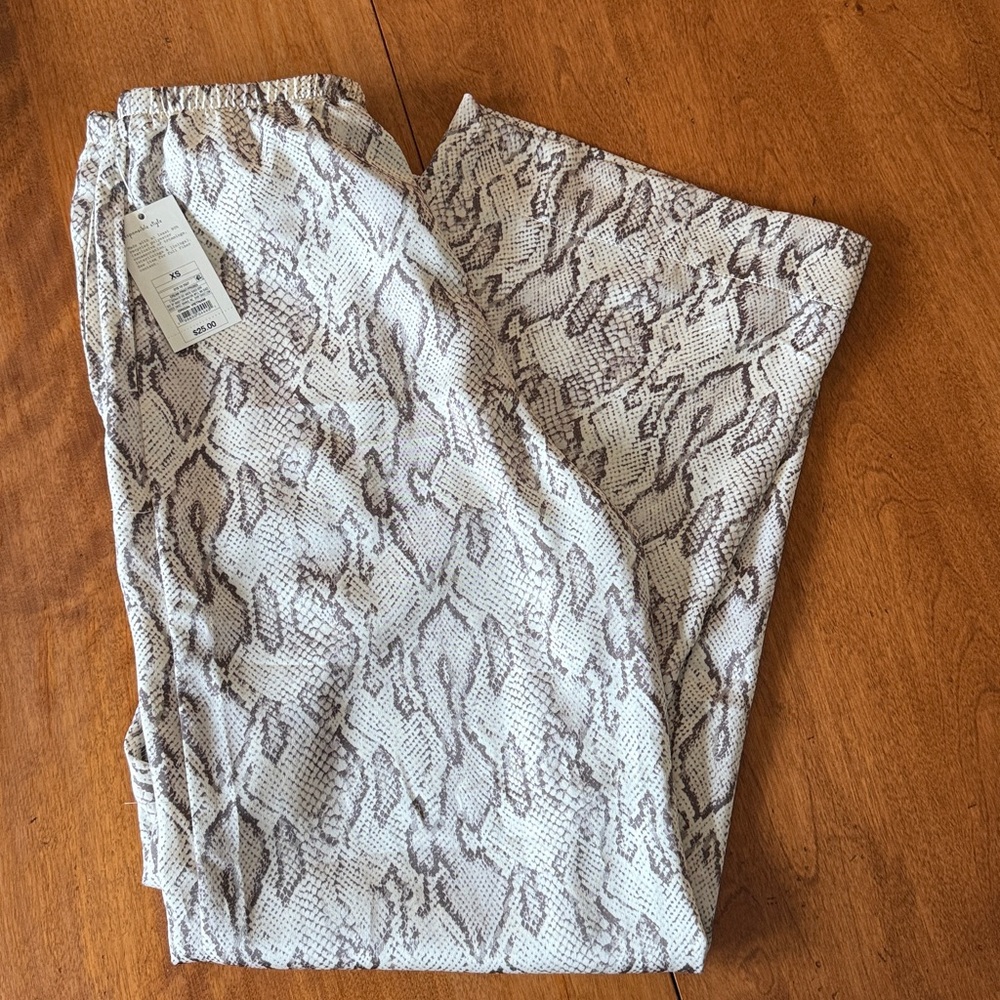 NWT Satin Wide-Leg Straight Fit Mid Rise Pull On Pants - size XS A New Day - Picture 3 of 6